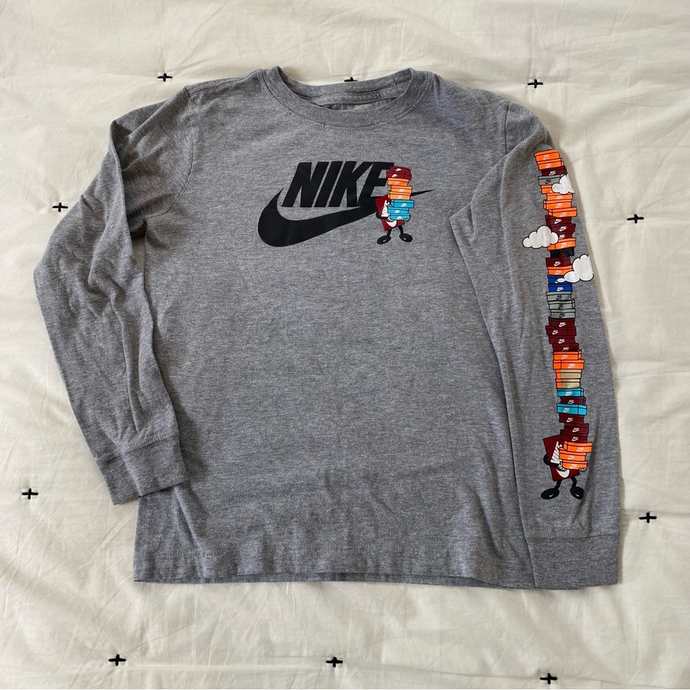 The Nike Tee BOYS M Gray T-shirt Shoe Shopping Shoebox Sleeve Graphic Fun